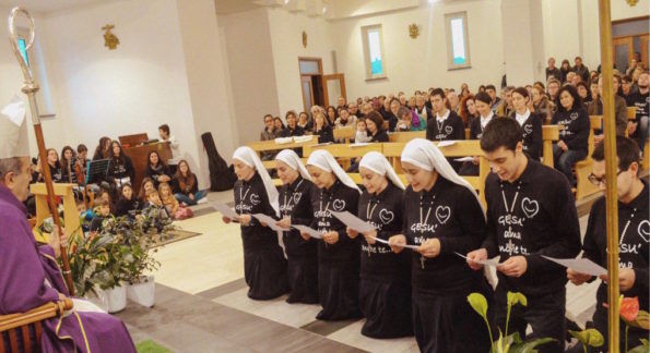 consacrati innamorati con il vescovo Sigalini alla cerimonia per il rinnovo dei voti temporanei