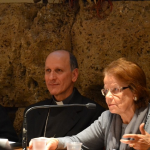 Sora, Sala San Tommaso d'Aquino Presentazione di "Pastorale Digitale 2.0" - 21 febbraio 2016 Buona sera a tutti. Come avete sentito... sono una "ex"! nel senso di ex Docente di Italiano e Latino ed ex direttore e fac-totum di un giornale diocesano che è durato 24 anni: questo potrebbe far pensare ad una persona molto legata al libro, al foglio di carta, alle belle lettere e poco simpatizzante per il web. Il contrario, insomma, dell'autore del libro di questa sera, Riccardo Petricca, ingegnere delle telecomunicazioni, tutto web, tutto tecnologia informatica. Ebbene, con la fusione delle due diocesi preesistenti e la nascita della nuova grande Diocesi di Sora-Cassino-Aquino-Pontecorvo, abbiamo cominciato a lavorare insieme allo stesso progetto, la Pastorale Digitale. Risultato: io ho lasciato il cartaceo (il giornale ha sospeso la sua pubblicazione) e lavoro sul web, lui ha scritto e pubblicato un libro, proprio di quelli di una volta, di carta, dove le pagine che si sfogliano producono quel bel rumore, che si poggia sul comodino e si ripone in una libreria materiale, non virtuale... E questo è già singolare, è, se vogliamo, un paradosso. Ma noi impariamo ogni giorno che il Signore sa sempre sorprenderci, ci fa continuamente "uscire" dalle nostre abitudini, dai nostri cliché, da noi stessi, insomma. Si diverte Lui!... e fa nuove tutte le cose! Il gruppo della Pastorale Digitale, che nel giro di due anni si è infoltito incredibilmente ed è cresciuto di numero (siamo arrivati quasi a 80 persone!), costituito prevalentemente di giovani, è ormai una realtà notevole, anzi bellissima, una "comunità" così simpatica, allegra e coesa, unita da un grande ideale: utilizzando la rete, comunicare agli altri, a quante più persone possibile, la gioia e la bellezza della vita cristiana. Una scelta che dà senso alla vita e slancio anche nei momenti difficili. Di tutto questo dobbiamo ringraziare Riccardo che, mettendosi in gioco, ha raccontato in maniera viva e coinvolgente la sua personale storia e quella del gruppo che è nato, il gruppo della Pastorale Digitale, che presta il suo servizio volontario e gratuito in Diocesi. Riccardo va anche ringraziato per come sa coordinare e indirizzare il gruppo, per l'attenzione alle singole persone, per l'apertura e lo stimolo che sa imprimere continuamente ad intraprendere nuove strade. Ma accanto a lui è doveroso ringraziare gli altri "ideatori" della Pastorale Digitale (nel libro se ne parla con i particolari) che con lui hanno prima sognato, poi trasformato il sogno in progetto pastorale che, con l'avallo ed il favore del Vescovo Gerardo, si è concretizzato ed è diventato una realtà in continua crescita. Quindi il ringraziamento va al Vescovo, agli ideatori e a tutti i collaboratori. Un progetto in cui gli iniziatori hanno creduto fermamente, e che ha presto superato tutte le loro più rosee aspettative. Oggi i ragazzi della Pastorale Digitale si connettono, non solo e non tanto perché è un divertente passatempo, ma per costruire qualcosa di positivo per tutti, stanno in rete per condividere, anzi "per mettere in comunione" (questo è lo slogan-stella polare dato dal Vescovo) e anzi imparano così sempre più ad essere responsabili dei media che utilizzano. Con una ricaduta assolutamente positiva in termini di crescita umana, culturale e spirituale. Questo "fenomeno" è altamente interessante e si pone all'avanguardia tra le diocesi italiane, perciò merita qualche considerazione più profonda. Che il web, oltre a rappresentare un’indubbia risorsa per l’intera umanità, costituisca una nuova opportunità anche per i credenti, è un'idea che la Chiesa ha fatto sua già da molti anni. Nonostante tutti i timori possibili, la Chiesa nei suoi documenti ha sempre avuto un atteggiamento positivo verso il digitale e ne ha sempre incoraggiato l'uso. Gli ultimi Papi e le Conferenze Episcopali hanno mostrato grande interesse e attenzione ai nuovi media che via via prendevano il posto dei vecchi mezzi di comunicazione espandendosi ed evolvendosi a dismisura. Così pure moltissimi gli studi e i convegni organizzati in area cattolica su questi argomenti, per non rifuggire dalla modernità ma per utilizzarla in modo giusto e proficuo. Oggi la letteratura sui new media è vastissima, anche in ambito cattolico. Ma a ben guardare, spesso si tratta di una ricerca di tipo sociologico-antropologico sugli effetti dell'uso dei mezzi informatici e dei social sulle abitudini cognitive e relazionali delle persone e soprattutto dei giovani e aggiungiamo: sempre con quel tantino di paura per i giovani, perché questi mezzi, di cui i ragazzi sono ghiotti e che padroneggiano, mentre a molti adulti ancora sfuggono, possono, come tutti i mezzi, essere usati in modo dannoso e deleterio oppure, se fruiti con capacità critiche, possono rappresentare opportunità immense, prima impensabili. Perciò spesso tutto questo studio, che comunque additava la necessità di accostarsi al "continente digitale" da una prospettiva non tecnologica, ma antropologica, spesso approdava più che altro a consigliare e raccomandare la cosiddetta "Media Education", l'educazione di ragazzi all'uso corretto dei media e l'alfabetizzazione informatica degli adulti. Il dibattito si è soffermato a lungo sulla questione: i mezzi digitali in generale e i social in particolare, prodotti del pensiero, dell'intelligenza e della creatività umana (nel libro si legge la frase di papa Francesco data come titolo ad un convegno in diocesi "Internet è un dono di Dio"...) che negli ultimi anni hanno avuto una "esplosione" incredibile, sono un rischio o un'opportunità? Padre Federico Lombardi, direttore della Sala stampa vaticana, quindi direi: esperto della comunicazione in ambito cattolico!, diceva (24 aprile 2010 Udienza dal Papa di "Testimoni Digitali"): «Io vivo immerso in questo mare (delle comunicazioni) e il telefono cellulare che porto con me mi inserisce, passivamente o attivamente, nelle correnti che lo percorrono. Io, essere umano del XXI secolo, ho una protesi tecnologica, il mio smart-phone, che prolunga la mia capacità di recezione e di espressione, e diventa parte sempre più integrante della mia vita quotidiana. Senza di essa io non posso svolgere il compito che mi è affidato nella Chiesa». E si chiedeva: «Schiavitù o potenzialità?». Dipende da noi, da come ci poniamo. «Ciò che è importante non è tanto la tecnologia, per quanto straordinaria e affascinante, ma è la relazione tra le persone. Quale che sia la tecnologia che usiamo o useremo, la comunicazione avviene sempre tra un emittente e un ricevente, che possono invertire e scambiarsi i loro ruoli continuamente. Ma questo emittente e questo ricevente sono persone, dotate di mente e di cuore, di possibilità tecniche e di emozioni e sentimenti, e stabiliscono delle relazioni tra loro. Noi, emittenti e riceventi, che cosa comunichiamo? Che cosa riceviamo? che cosa rilanciamo nel dialogo? come viviamo questa comunicazione? Da ognuno di noi dipende l'immettere positività o negatività nella comunicazione: se vogliamo essere comunicatori credibili deve esserci coerenza tra la nostra vita e i nostri messaggi, tra quello che diciamo e quello che facciamo, senza ipocrisia e senza doppiezza (in rete è molto facile, quasi una tentazione, nascondersi dietro una falsa identità e "sparare" maldicenze e falsità!). Questo implica per noi una grande responsabilità, perché la rete non ha confini e la nostra può essere una testimonianza o una contro-testimonianza. Se poi parliamo a nome della Chiesa, come fa la Pastorale Digitale, dobbiamo sapere e ricordare che la missione costitutiva della Chiesa è l'annuncio del vangelo. San Paolo viaggiava per terra e per mare per portare fisicamente a tutti l'annuncio del vangelo; noi non possiamo non percorrere le vie della comunicazione di oggi, non possiamo non essere nella rete, che ci permette di arrivare a tutti pur restando a casa nostra. Ma, e cito ancora Padre Lombardi, "in ogni luogo, e quindi anche in ogni luogo della Rete, se si stabiliscono relazioni profonde, si può cercare e incontrare Dio". Ecco, la grande intuizione del progetto della Pastorale Digitale della nostra Diocesi è stata quella di mettersi alla prova, tutti in prima persona, a sperimentare questi mezzi di comunicazione digitale a fini pastorali. Non limitarsi, quindi, ad essere bravi e guardinghi fruitori e recettori dei messaggi provenienti dalla Rete, ma emanatori di messaggi, anzi del Messaggio per eccellenza, l'annuncio di Cristo, raccontando la gioia della vita della nostra Chiesa, non in modo neutro e distaccato, ma con passione, partecipazione, condivisione e convinzione. Non da isolati, ma come gruppo, come comunità che si forma e che cresce numericamente e spiritualmente. E' questo, io credo, che chi entra nel nostro sito e nei nostri social percepisce e se ne sente attratto, perché li vede molto dinamici e vivi, che lanciano varie iniziative e concorsi con primati di numeri di visualizzazioni incredibili. Questo ha attirato l'attenzione di molti a livello anche "alto", nazionale ed oltre! Questa è l'origine anche di un grande evento che ci sarà domenica prossima 28 febbraio a Cassino, in occasione della presentazione anche lì del libro "Pastorale Digitale 2.0" di Riccardo Petricca. Un evento storico (ve lo dico in anteprima), perché il Rettore Magnifico, massimo rappresentante di un Ateneo pontificio illustre come l'Antonianum di Roma, e la nostra Diocesi, per mano del nostro Vescovo Antonazzo, firmeranno un importante Accordo di collaborazione, un Accordo unico e innovativo, da porre a modello in Italia e nel mondo. Di tutto questo siamo consapevoli, e grati, come del fatto che il "Servizio di Pastorale Digitale" della nostra Diocesi si pone oggi come una novità, quasi un prototipo, un modello esportabile ed estensibile a tante altre diocesi e comunità cristiane, ed apre nuove pagine e nuove prospettive a quella Pastorale Digitale 2.0 che il libro di Riccardo Petricca racconta così bene che vale proprio la pena di leggerlo. E' una storia vera, una bella storia, che sta andando avanti e avanti ancora. Grazie Riccardo e grazie a tutti. Adriana Letta