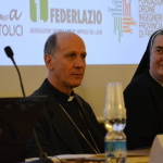 Presentazione del libro “Pastorale Digitale 2.0” di RICCARDO PETRICCA Cassino, 28 febbraio 2016 Intervento di don Alessandro Paone Il Direttorio C’è un testo molto bello e importante che è stato pubblicato nel 2004. La sua bellezza è nei contenuti: parla in modo semplice ed è molto organico dando delle indicazioni operative. È importante per chi opera nella comunicazione perché dà delle linee guida non esclusive, ma inclusive, ricordando che l’operatore della comunicazione svolge un servizio per tutti aiutando la comunicazione. Il testo è “Comunicazione e Missione”, Direttorio sulle comunicazioni sociali nella missione della Chiesa. La cosa ancora più importante di questo documento è la sua genesi: riprende le numerose indicazioni emerse dal Convegno Ecclesiale di Palermo (1995), nella 42 Assemblea Generale di Collevalenza (novembre 1996), agli orientamenti pastorali per il decennio 2001-2010. La stesura del documento, invece, è stata fatta attraverso la rete degli UCS di tutta Italia. La ricchezza sta dunque nella stesura. Le bozze sono state continuamente riviste e adattate alle realtà locali per far entrare la ricchezza delle esperienze e le esigenze di tutti in un documento che, purtroppo, molti oggi non conoscono. L’UCS Il direttorio ci dice quale è il compito dell’Ufficio diocesano per la comunicazione sociale. “All’ufficio compete il coordinamento e l’animazione attraverso un’attenta progettazione, la formazione degli operatori e la promozione di sinergie. È inoltre importante che nelle sue iniziative l’ufficio tenga conto degli orientamenti dell’ufficio nazionale e della commissione regionale, per una più ordinata e organica pianificazione. Si debbono, inoltre, individuare alcune aeree fondamentali di competenza e di operatività relative alle peculiari esigenze della Chiesa locale e del territorio. L’ufficio si configura come servizio alla comunità ecclesiale, e in particolare al vescovo e agli uffici pastorali mettendoli a conoscenza degli orientamenti dell’opinione pubblica sulle questioni che interessano l’azione pastorale. Il vescovo deve trovare nell’ufficio un utile supporto; per conoscere la realtà rappresentata e commentata quotidianamente dai media; per avere rassegne stampa tematiche, informazioni e pareri; per esaminare situazioni particolari e individuare l’atteggiamento da tenere e gli eventuali interventi da fare nei confronti dei media. Importanti sono, inoltre, gli incontri periodici con i direttori degli altri uffici di curia per scambi d’informazioni, possibili forme di collaborazione e iniziative comuni.” Tutto questo ci ricorda che non lavoriamo da soli, ma siamo parte di un progetto più grande come “servitori nella vigna del Signore”. I giornali Andando nello specifico della comunicazione attraverso la carta stampata, l’Inter Mirifica al n. 14 esorta ad un incremento della stampa onesta. Come cristiani, a poco più di 50 anni da questo prezioso documento, a che punto siamo? La situazione odierna del quarto potere è continuamente minata: il calo dei finanziamenti statali, l’annosa questione della distribuzione postale, la diffusione di smartphone, phablet, tablet e pc, l’accessibilità all’informazione in modo gratuito abbassano la qualità dell’informazione. Tutti vogliono le notizie gratis ed oggi è facile averle: ma è vera informazione? Una inversione di tendenza sulla scia americana, è stata da poco portata dal Corriere.it rendendo a pagamento l’accesso al giornale online. Questo perché la professionalità va pagata. Il web pullula di notizie false, approssimative, tendenziose: credo che dobbiamo impegnarci di più in questo per non cadere vittima anche noi delle falsità. Piccoli ma grandi: la Fisc Come operatori della comunicazione siamo chiamati a stare sul territorio con la tentazione di parlare di argomenti nazionali spesso distanti da noi. Se un giornale diocesano iniziasse a trattare argomenti distanti perderebbe la sua peculiarità. La tentazione è sempre dietro l’angolo ed è dovuta al fatto di voler emergere, sentirsi più grandi perché il piccolo territorio a volte ingabbia. Ma non è così: le cose grandi sono fatte di tante piccole realtà. Così è la Fisc (Federazione italiana settimanali cattolici). Non un semplice accostamento di realtà giornalistiche, ma la condivisione, la messa in comune di tante ricchezze territoriali. È la voce di 193 giornali diocesani. Nel dialogo con le istituzioni nazionali questo da grande importanza: non più un giornale diocesano che parla all’Italia, ma 193 – di cui solo 5 della nostra regione – testate che dialogano con il continente. I nuovi media Sul testo che oggi viene presentato c’è uno sguardo molto ampio sulla pastorale digitale. Per usare delle parole del mio vescovo direi che la pastorale digitale diventa 2.0 non solo quando essa passa dal dire, come una vetrina, al far partecipare, come in un laboratorio, ma quando è in grado di generare, di coinvolgere suscitando la fede. Ma questo è solo un primo passo: non basta generare, mettere al mondo. Il secondo passo è quello della cura. È il passaggio che c’è in chi da genitore diventa padre e madre: da un atto biologico si passa ad un atto pienamente umano e spirituale insieme. È l’amore. I nuovi media, quindi, ci chiamano ad un coinvolgimento che richiede amore. Non una semplice conoscenza di cosa sia la crossmedialità, dell’uso dei social, o della stampa, ma ad una relazione che ci chiede di sporcarci le mani dopo aver messo i nostri polpastrelli sulla tastiera o sullo schermo tattile dei nuovi dispositivi. Sporcare la vita correndo da chi ha postato una notizia, da chi ha cinguettato su twitter, da chi ha pubblicato una foto su instagram, andare da chi ha bisogno di noi e portare la parola di Gesù che vive in noi Questo è essere cristiani: accogliere il bisogno di relazione e farlo vivere attraverso i media, non solo nei media