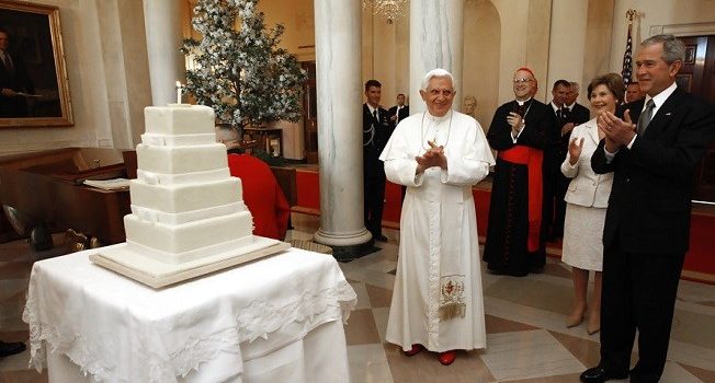 91 anni. Gli auguri di Francesco a Benedetto: compleanno con la banda